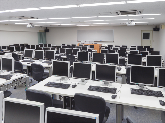 学術情報センター（情報館）。4つの教室に、約200台の最新パソコンを導入。日々の学習やインターネットでの情報収集、Eメールなどに活用できます。