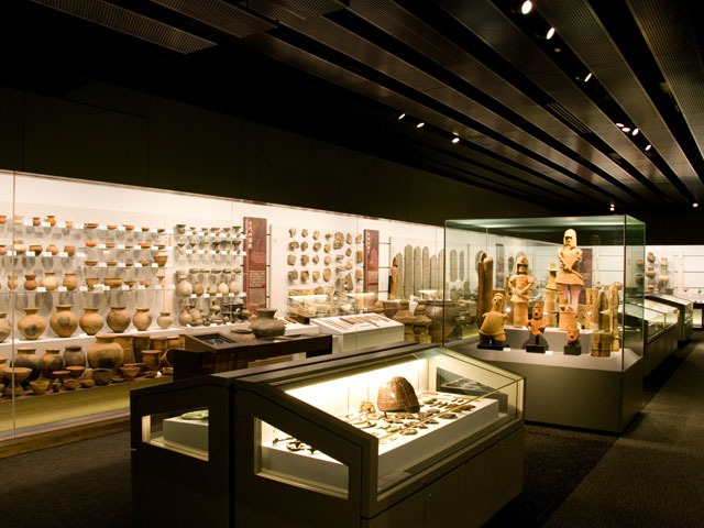 学術メディアセンター(AMC)内に位置する博物館では、國學院大學が有する数々の学術史資料や研究成果を公開しています。