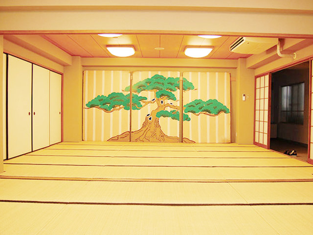 日本文化学科の授業やクラブ活動（茶道・華道・能）で活用する新和室。（東生駒キャンパス）