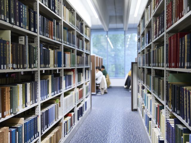 学術メディアセンター(AMC)内の図書館は、神道・国史・国文・国法関係を中心に約140万冊の蔵書数を誇り、人文科学研究における日本屈指の図書館として知られています。