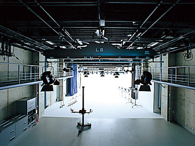 【多目的スタジオ（豊田）】各種撮影機材やコンピュータ装置が整備され、さまざまなメディア系映像の制作が可能です。