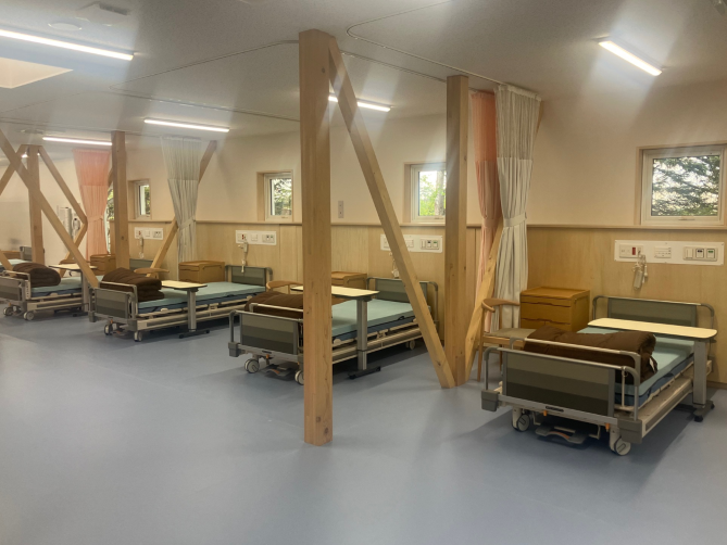 基礎成人看護実習室：実習棟は病院等の実習に行く前の技術を身につける場で、体が自然と動くようになるまでたくさん練習できます。