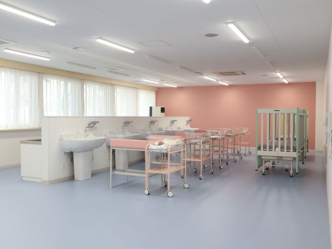 小児母性看護実習室：妊産婦さんや産後のお母さんと子どもを看護するために必要な技術を学ぶための設備を備えています。