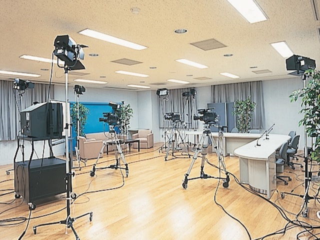 《シーボルト校メディア調整室・スタジオ》テレビカメラ3台を備えたスタジオで画像を収録。デジタルコンテンツを制作・配信します。