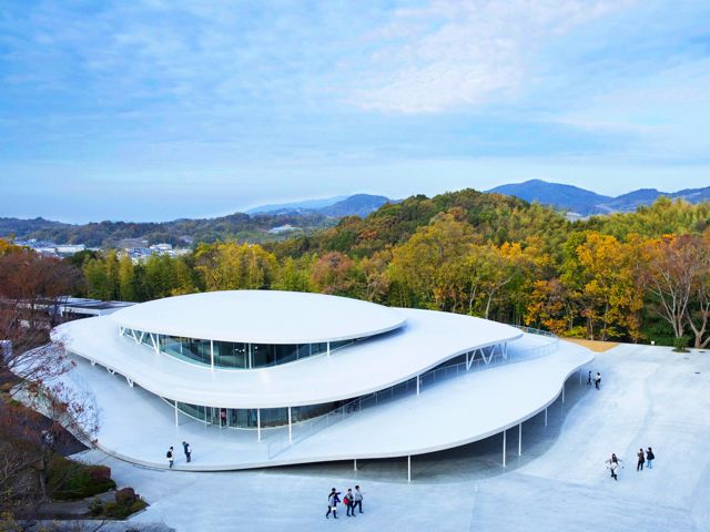 アートサイエンス学科　新校舎／2018年11月にアートサイエンス学科の新校舎が完成。設計は、建築界のノーベル賞とも呼ばれている「プリツカー賞」を受賞した妹島和世さん