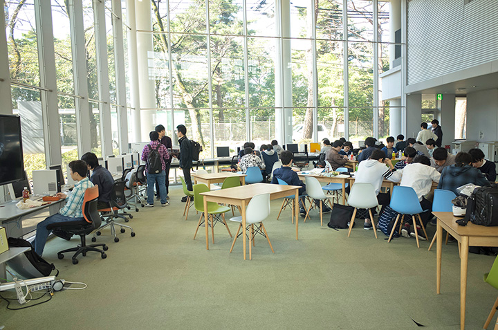 学生同士の情報交換の場「tohtech LOUNGE」(八木山キャンパス)。 パソコンが設置されているので、レポート作成や調べものなどに便利。