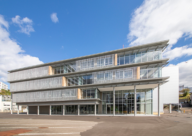 実験・教育棟「Tech-Lab」(八木山キャンパス)。工学部と建築学部の実験設備を集約した最先端の学びの場です。
