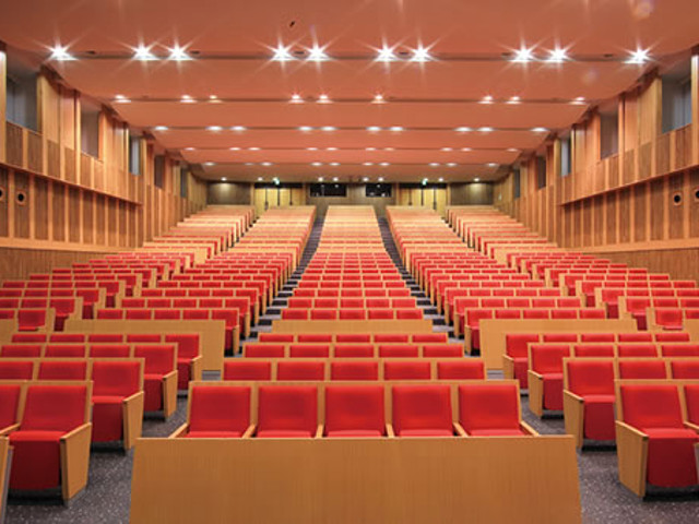 【名城ホール】600人収容のホールは、講義や学会などの利用シーンに対応。ホール内には同時通訳ブースが設置され、国際的な学術交流の場としても利用されています。