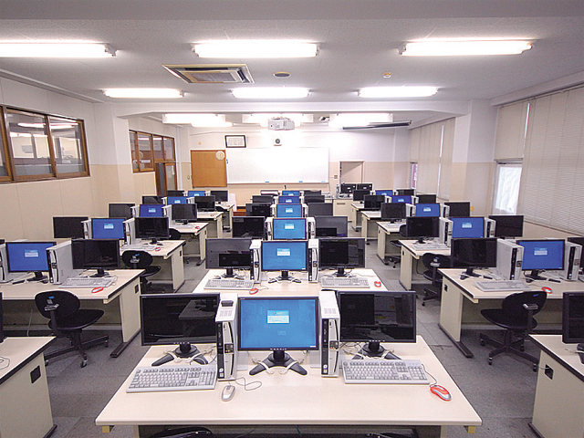 【情報処理演習室】情報処理関連の授業で使用されるだけでなく、レポート作成やインターネットによる情報収集にも活用されています。