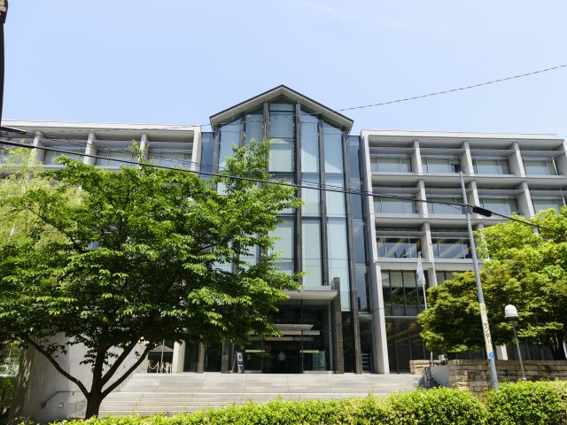 人文科学研究では日本屈指の学術研究の拠点である図書館と博物館がある学術メディアセンター(AMC)。自習に使用できるフリースペースやパソコン教室も設けられています。