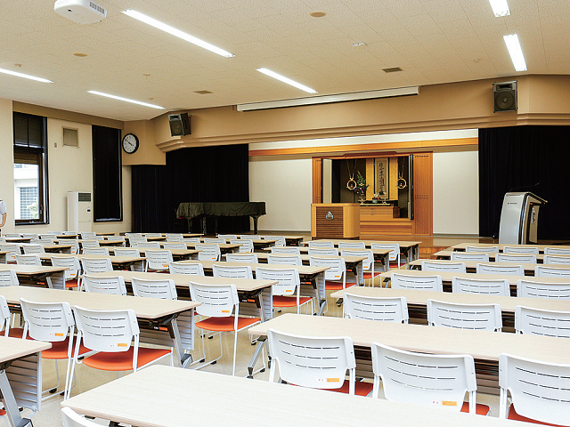 講堂：本学の中で一番大きな教室です。通常の授業、実習報告会や生涯学習に利用されています。