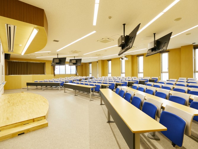 【大講義室】新校舎3階にある123名収容可能な階段教室です。