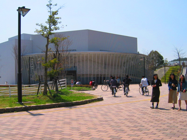 広島大学創立５０周年を記念するシンボル的な建物で，グランドピアノをイメージした外観です。１０００人を収容することができ，学会，音楽や演劇等に使用されています。