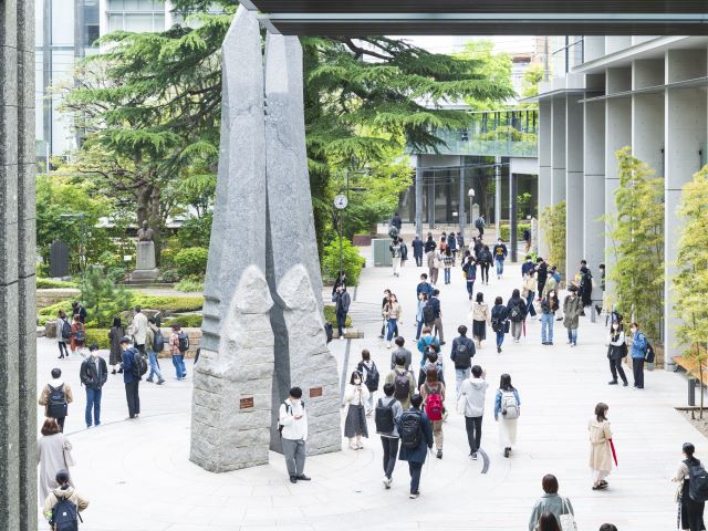 正門を抜けた先で学生たちを迎える、モニュメント「翔」は、渋谷キャンパスの象徴的なスポットです。