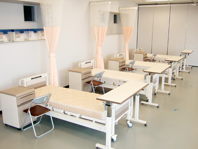 【実習室】演習を通して看護に必要な実技を学ぶため、いろいろな設備の揃った教室です。