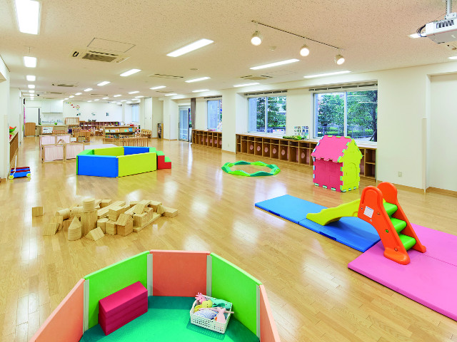 子育て支援室・保育演習室は、さまざまな遊具などを備え、実際の保育施設を想定した環境を整備しています。（学園前キャンパス）