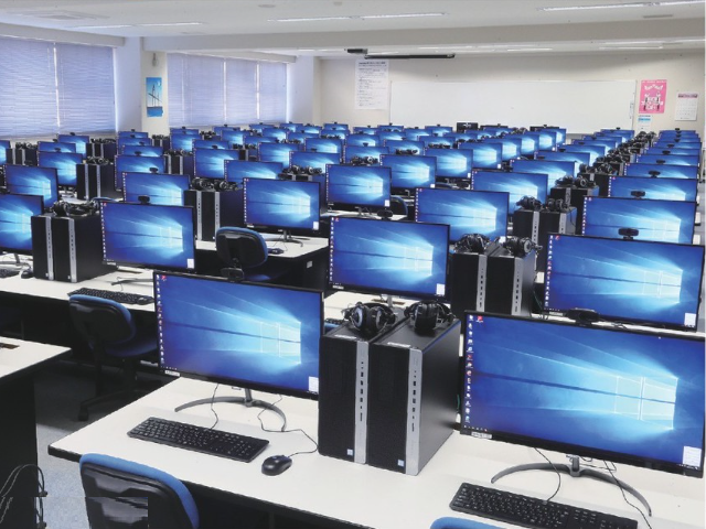 実習室：実習用の1,000台を越えるハイスペックマシンが揃っています。