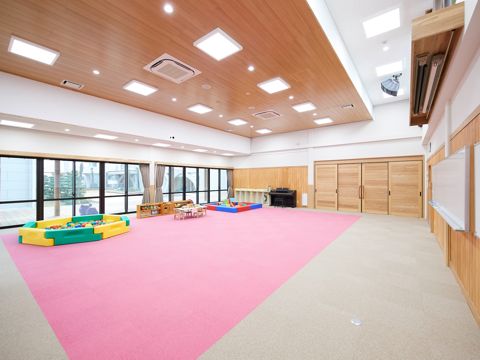 【保育実習室「あすなろホール」】幼稚園・保育所の教室を再現。子育て支援事業「ぶんぶんひろば」の会場にもなります。