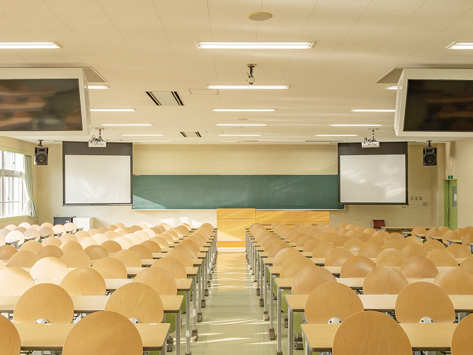 講義室：200名を超える学生を収容できる大教室。