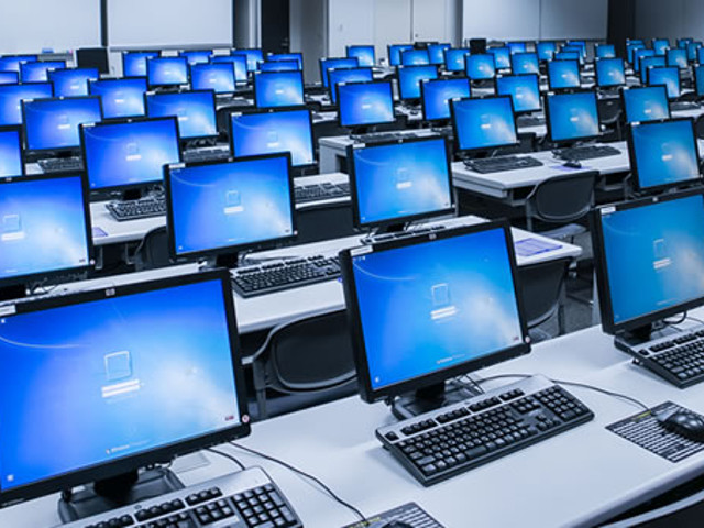 【マルチメディア教室】全148席にパソコンが設置され、正課授業のほか、自由使用時間も設定されており、課題やレポート作成で利用されています。