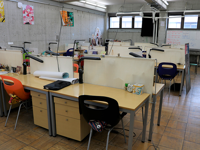 マンガキャラクター実習室：美術学科では2年生になるとどのコースでも全員「自分の机（スペース）」を与えられます。