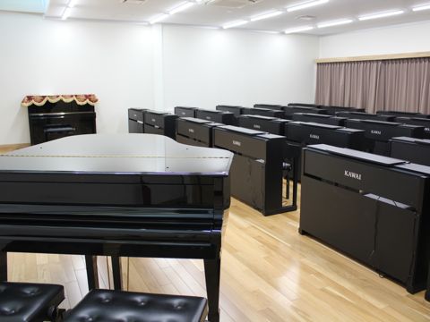 【音楽実習室】電子ピアノ32台を備えています。