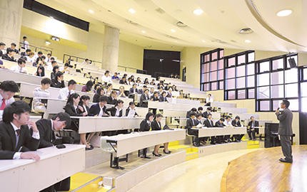 大教室：必須の授業など、多くの学生が履修する授業で使用します。