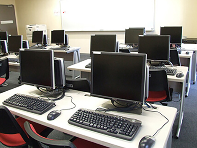 PC教室／ビジネススキルアップに必要なソフトが装備されたPCを備え、「情報リテラシー」などの講義の他、レポート作成などの自習室としても利用できます。