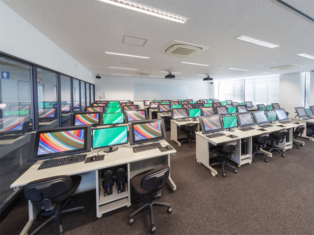 情報ネットワーク演習室（テクノみらい館）。80台の液晶ペンタブレットが並ぶ西日本最大級のコンピュータ演習室で、最新の学びを体感できます。