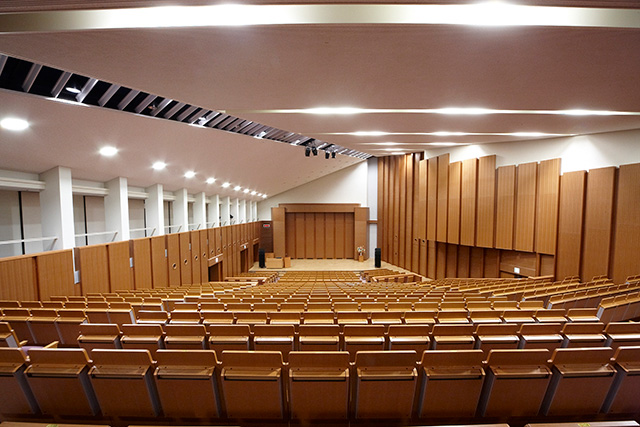 約500席あるホールは、式典や各種イベントで使用。最新設備により授業も快適。