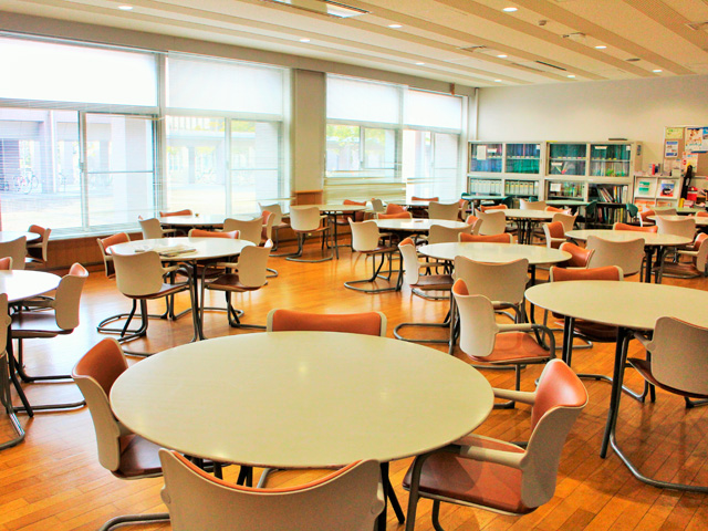 【学生ホール】自習などに使える自由な空間。仲間との交流を深めることもできる、憩いのスペースです。