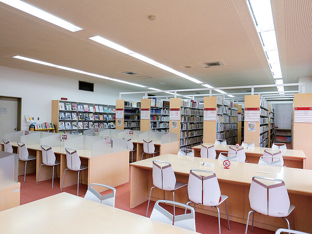 図書館：専門の司書を配置しており、落ち着いた環境で学習できます。