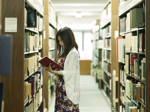 帝塚山大学の図書館