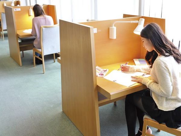園田学園女子大学短期大学部の図書館