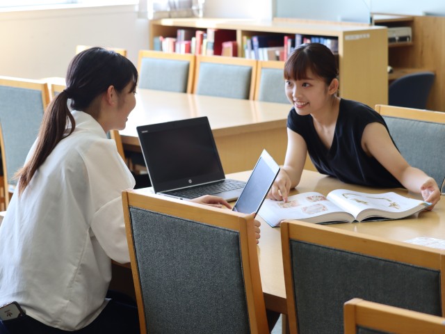 神戸国際大学の図書館