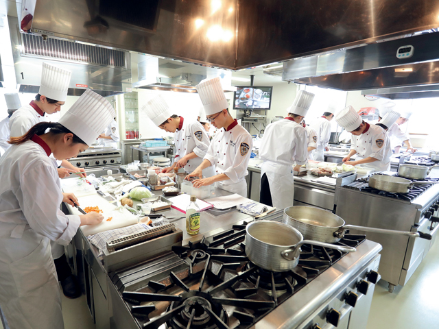 効率的な作業動線を熟慮したプロ仕様の西洋料理実習室。