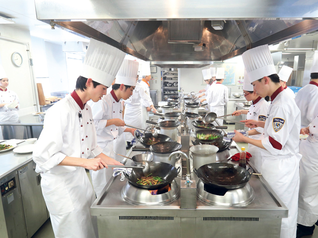 プロの厨房と同じ設備の中国料理実習室。