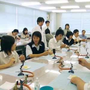 1日の来校で幅広くわかる「体験入学」／埼玉歯科技工士専門学校