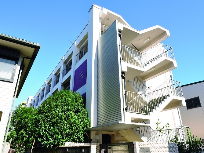 S-dorm（男子学生寮）：本学から北に徒歩3分に立地する4階建て鉄筋コンクリートのワンルームマンション