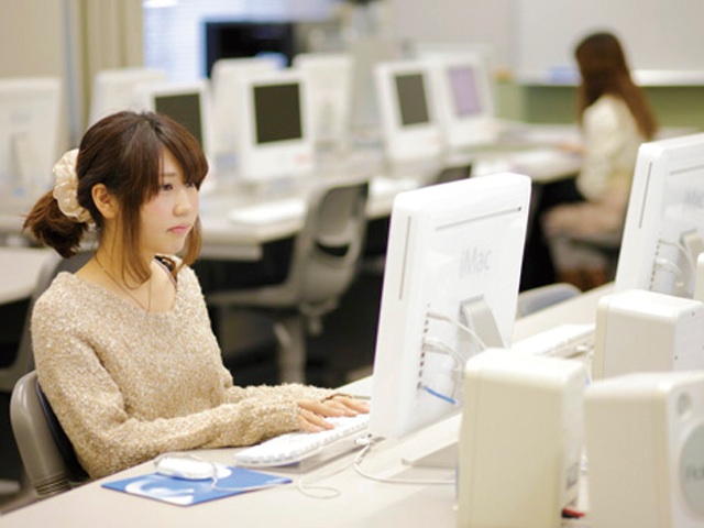 多数のパソコンを完備し、授業やレポート作成などに利用されている「情報メディアセンター」。