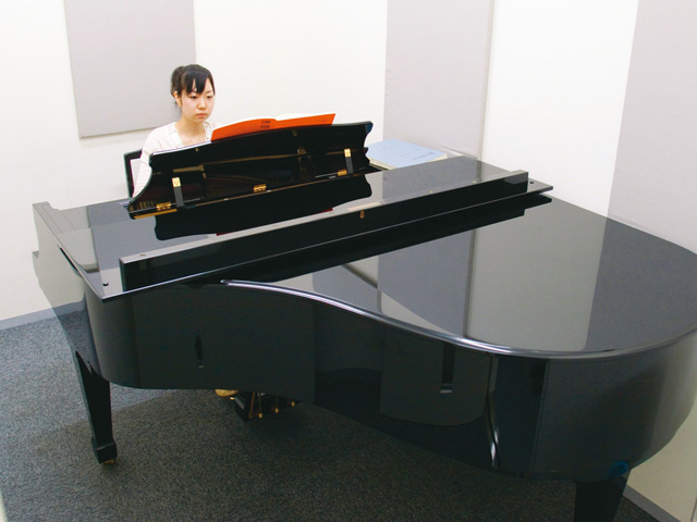 練習室：グランドピアノやアップライト、ドラム、マリンバの練習室など、専攻によって部屋が分かれています。 約140室を在学生は全て無料で使用することができます。