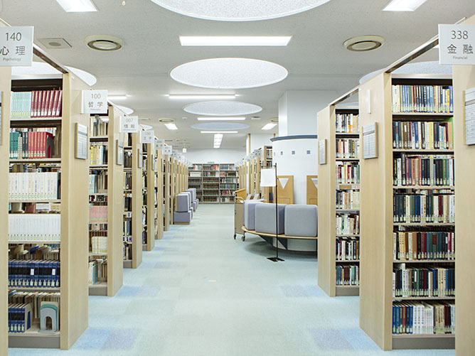 水田記念図書館には48万冊の本があります。