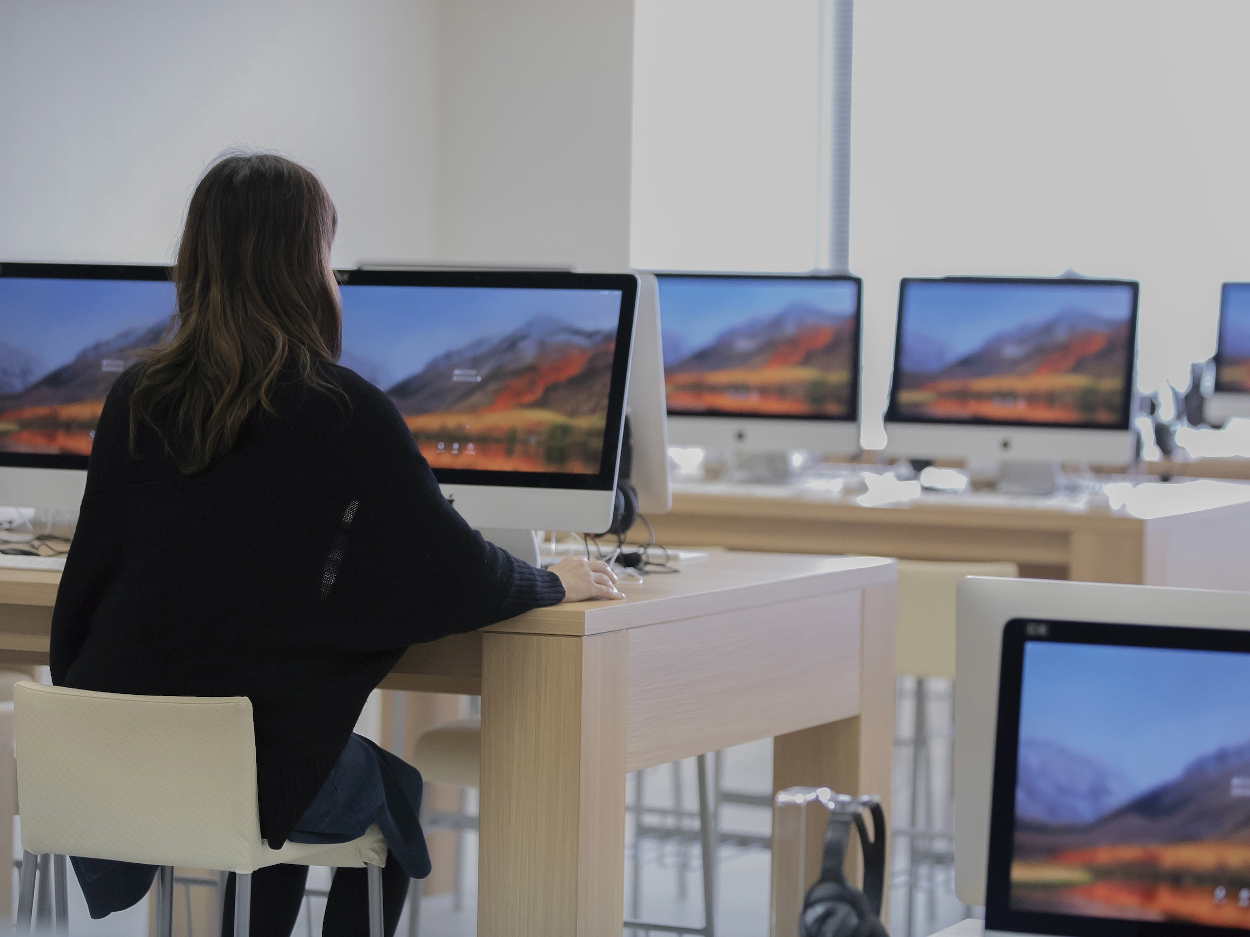 【Mac Room】Apple社製パソコン「Mac」を配置した教室。学生席は48席。最新の設備で情報処理の基礎から応用を学びます。