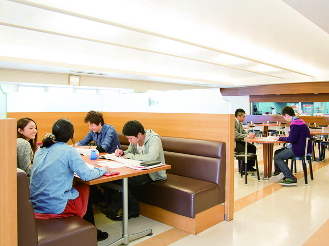 アメニティプラザ（坂戸キャンパス）：軽食やおしゃべり、グループ学習に。学生に人気のコミュニケーションの場です。
