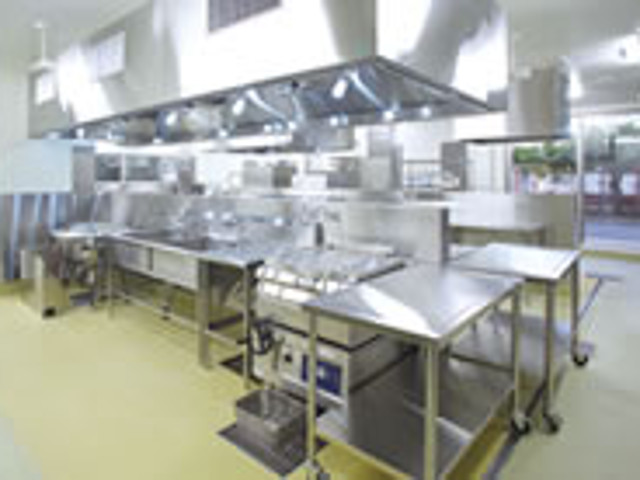 ■給食管理実習室（調理室）　　　様々な業務用厨房機器を使って大量調理実習に取り組むことができます。