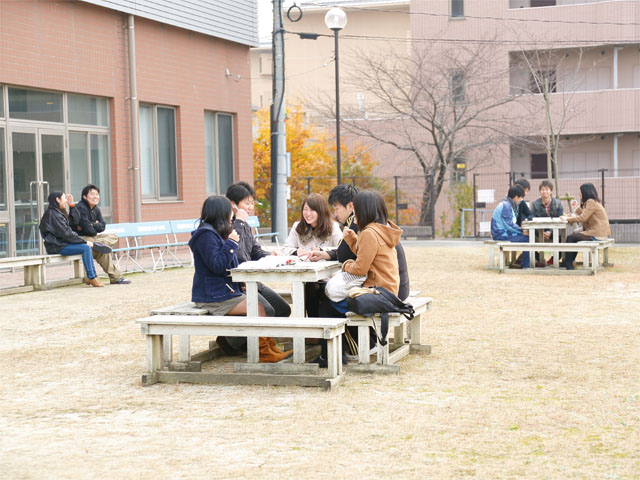 中庭／大川。天気の良い日はここでお弁当を食べる学生の姿も。授業や自習の合間に休憩できるスポットです。