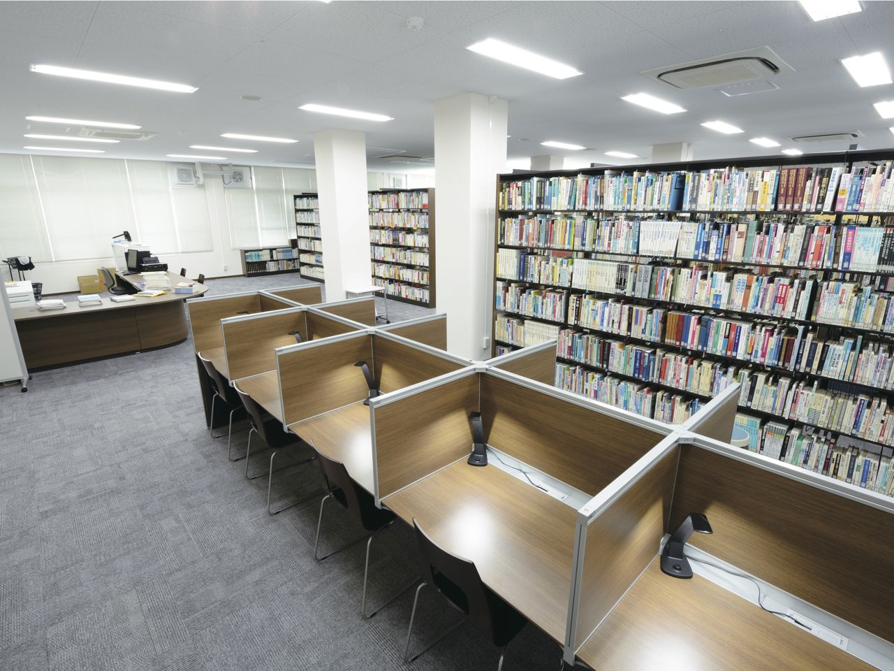 図書館：看護学の本や資料がたくさん揃った図書館。テスト前学習にも役立ちます。