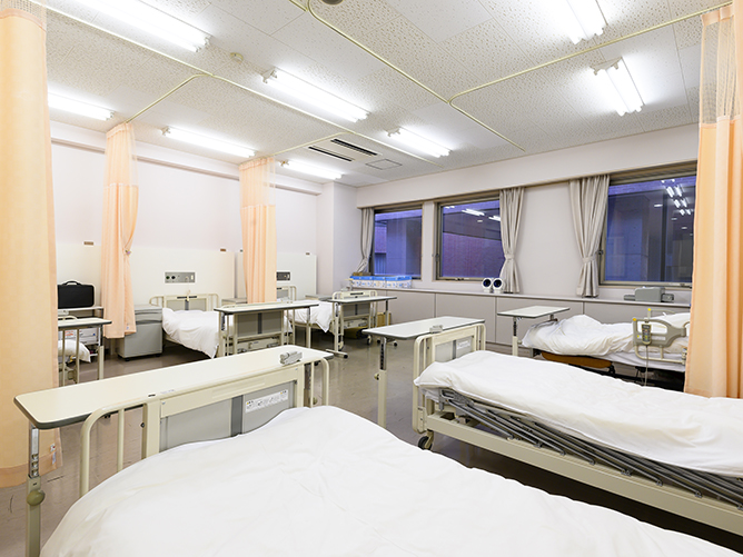 臨床栄養教育実習室では病院のベッドが並び、臨床栄養の実習を行います