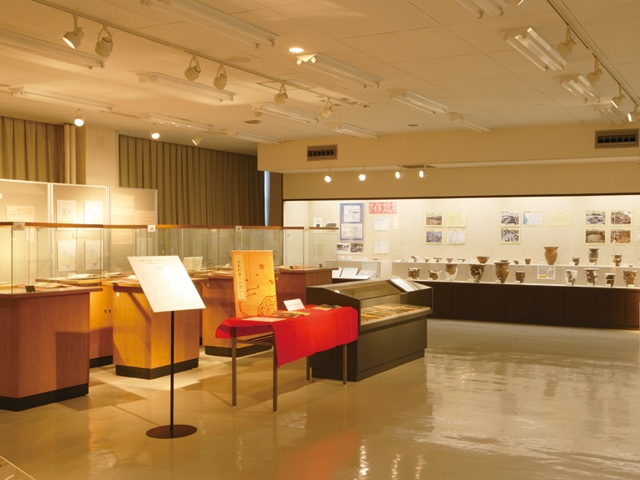 「埋蔵文化財展示室」では北方文化を今に伝える貴重な考古学資料を多数展示しています。学生の勉学や市民の生涯学習に活用されています。