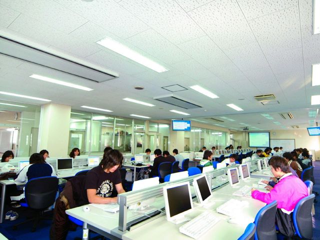 ■マルチメディア実習室：パソコン・スクリーン完備の実習室。WindowsサーバやUNIX、映像資料、マルチメディア教卓があります。